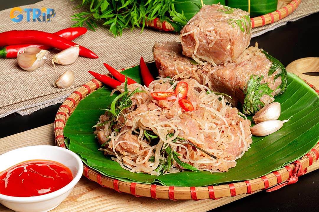 Goat spring rolls are one of the specialties of Ninh Binh and this dish will be more delicious when eaten with garlic