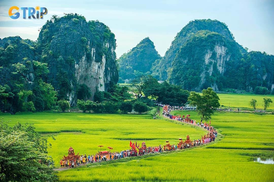 The procession of the gods of Dich Long Pagoda