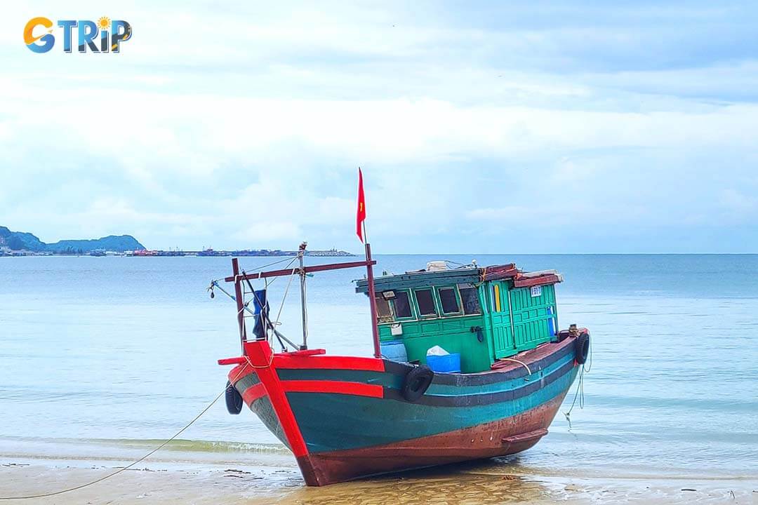 The fishing boat is anchored on the coast of Co To Island