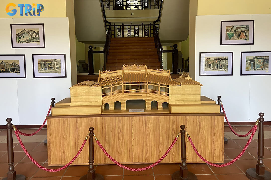 Follow basic guidelines such as bringing the Ancient Town ticket, dressing modestly, and preparing for the weather to ensure a smooth and respectful museum visit