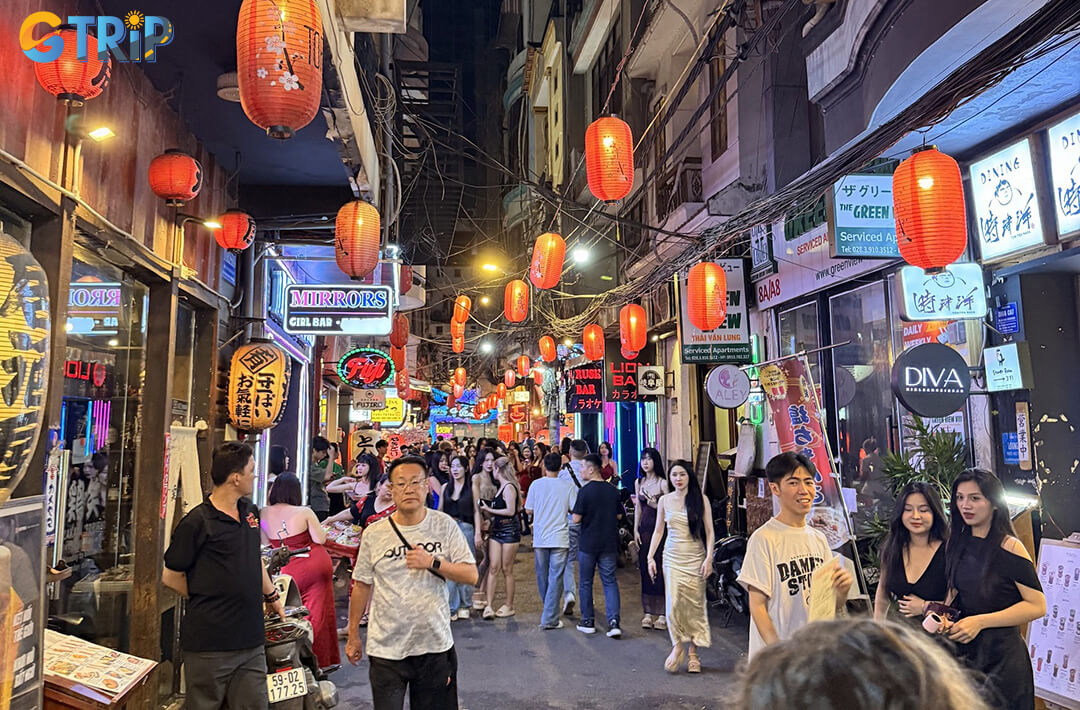 Follow GTrip’s key tips: stay respectful, keep valuables safe, bring cash, wear comfy shoes, learn basic Japanese phrases, and check opening hours