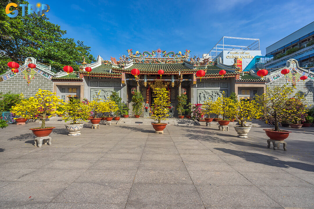 Follow these respectful tips for a meaningful visit to Guandi Temple, dress modestly, stay quiet, be mindful of photography, and visit early for the most peaceful experience