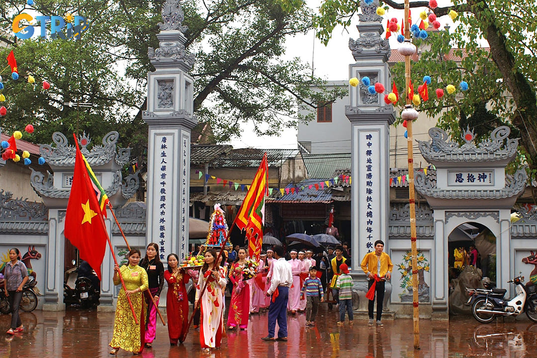 For a deeper immersion into the local culture, plan your visit around one of the village's vibrant festivals