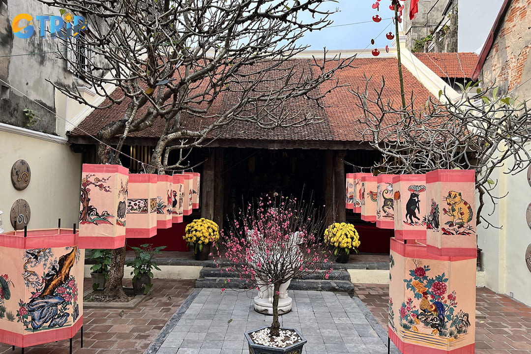 For a moment of peace amidst the bustle, step into the Kim Ngan Temple, located at 42 Hang Bac