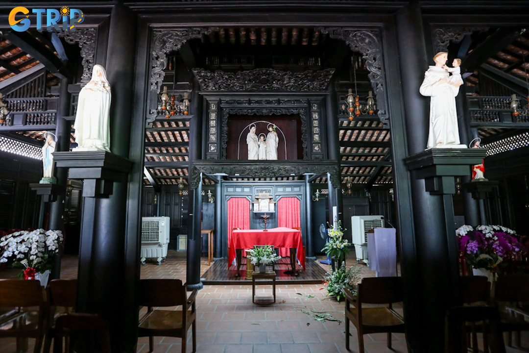 For a respectful and rewarding visit to Tan Xa Palace, dress modestly, arrive early, stay quiet, check opening hours in advance, and consider visiting nearby attractions