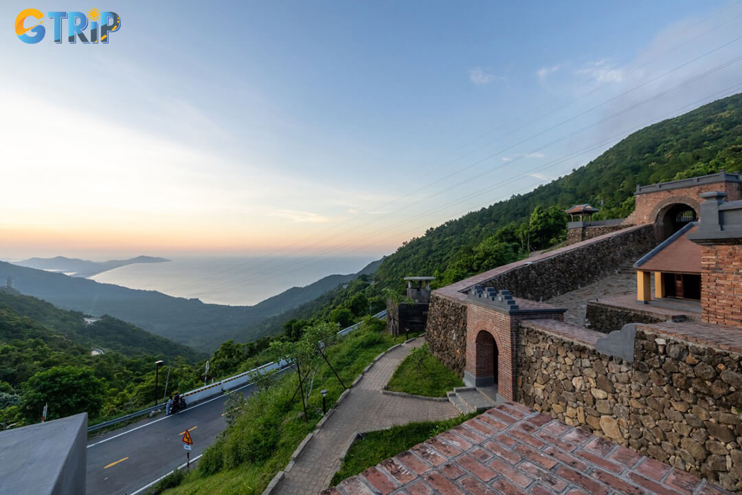 For a safe and rewarding visit to Hai Van Gate, choose the right season, dress comfortably, ride carefully, and allow enough time to explore and enjoy the views