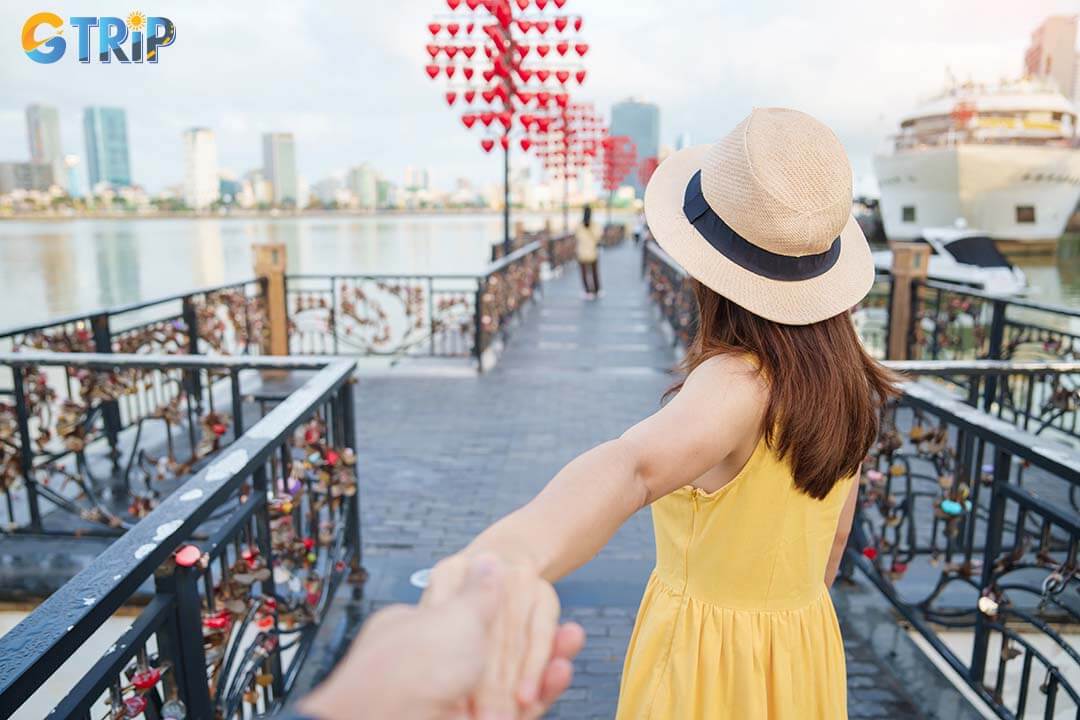 For a smooth visit, plan to come after 7 PM, bring sun or rain protection depending on the season, and carry some cash for love locks and street food