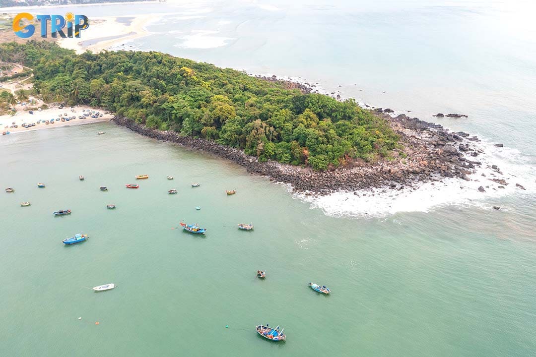 For a truly immersive cultural experience, wake up early and head to the shore to watch Nam O Fishing Village come alive