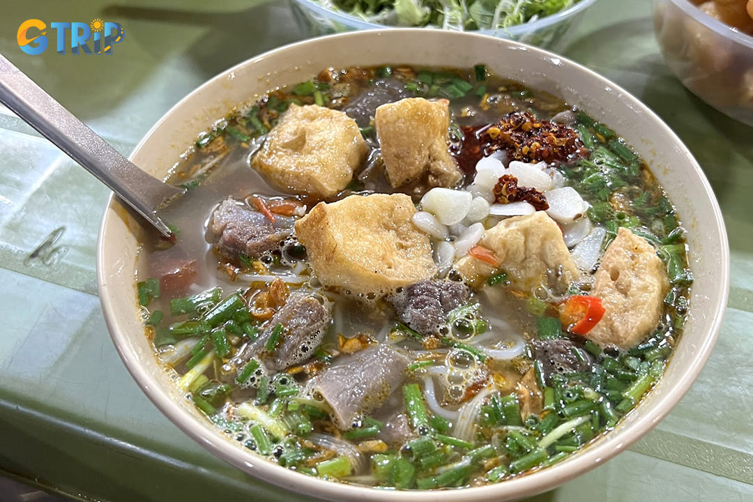 For night owls and late-night food hunters, Bun Rieu Co Dao offers a truly unique experience in Hanoi's culinary landscape