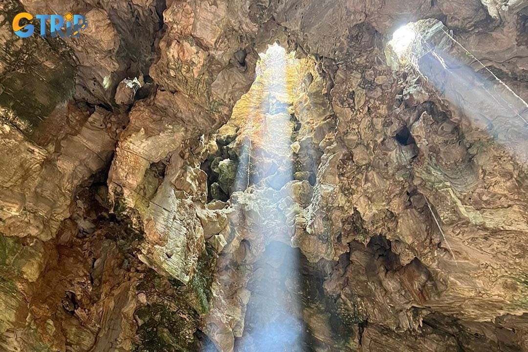 For photographers, Hoa Nghiem Cave is ideal for capturing rich textures and a moody atmosphere