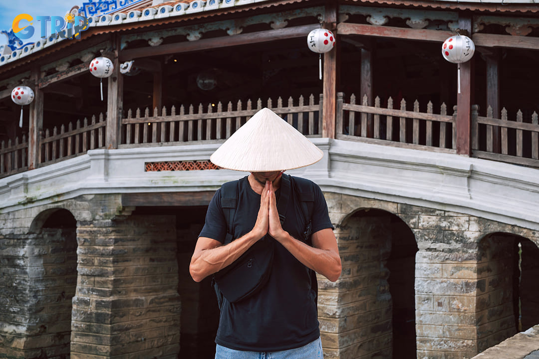 For photography enthusiasts, capturing the Japanese Covered Bridge in Hoi An requires careful timing and technique to showcase its architectural beauty