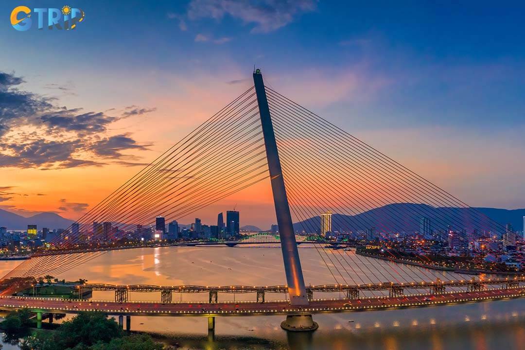 For the best experience, visit Tran Thi Ly Bridge at night, prepare for the weather, use pedestrian-friendly riverside access and explore nearby photo spots