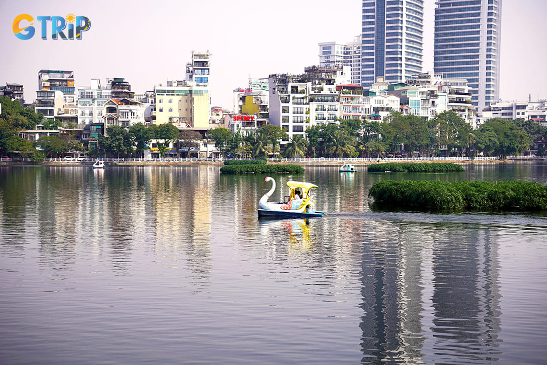 For the most enjoyable experience, consider renting boats during weekday mornings when the lake is less crowded