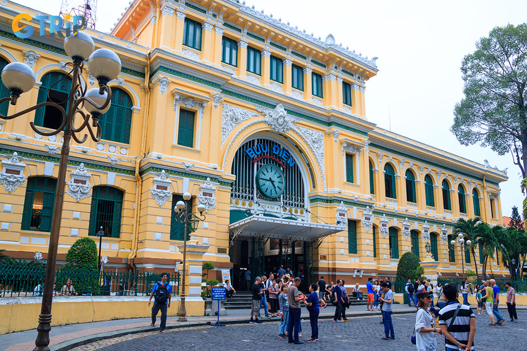 For those looking to avoid crowds, the ideal visiting times are early in the morning right after opening, or late afternoon before closing