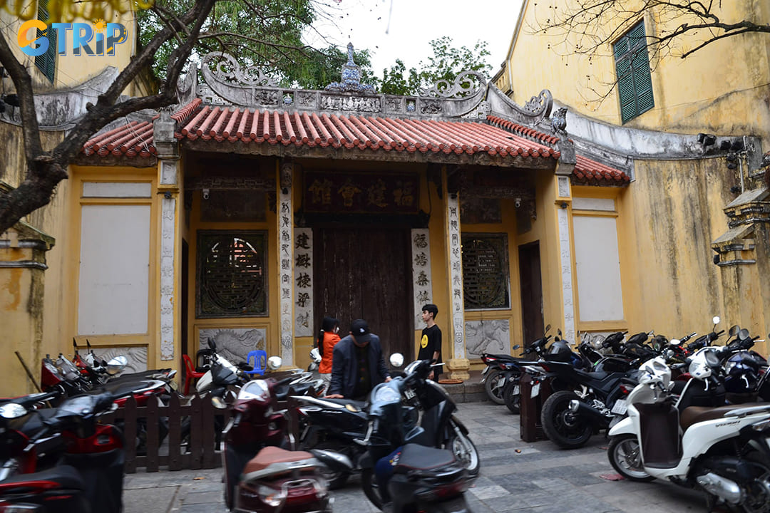 Hanoi’s public bus system is the most economical way to reach Ma May Ancient House