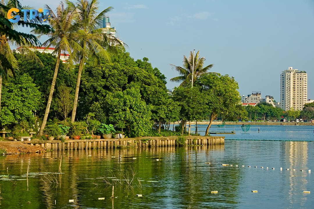For tourists staying in areas close to West Lake, walking provides an immersive way to experience Hanoi's vibrant street life