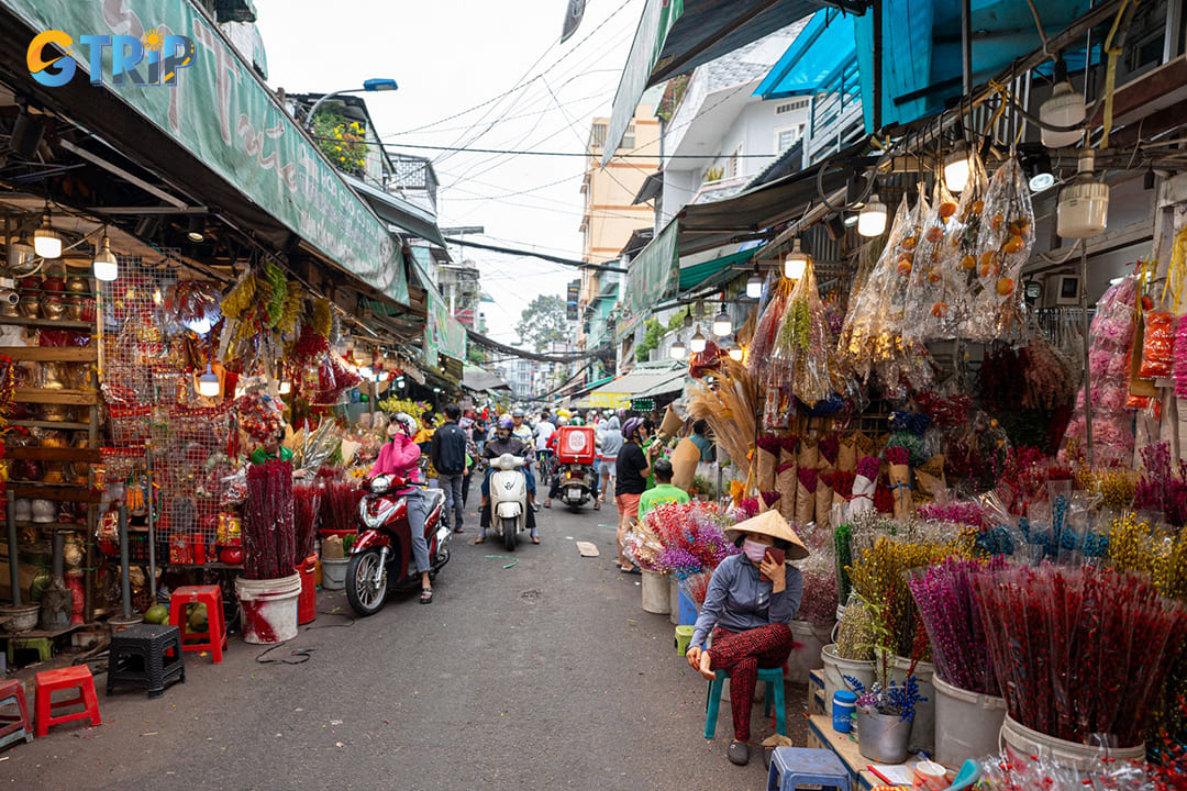 For tourists staying nearby, walking or cycling to Ho Thi Ky Flower Market is a great way to explore the neighborhood