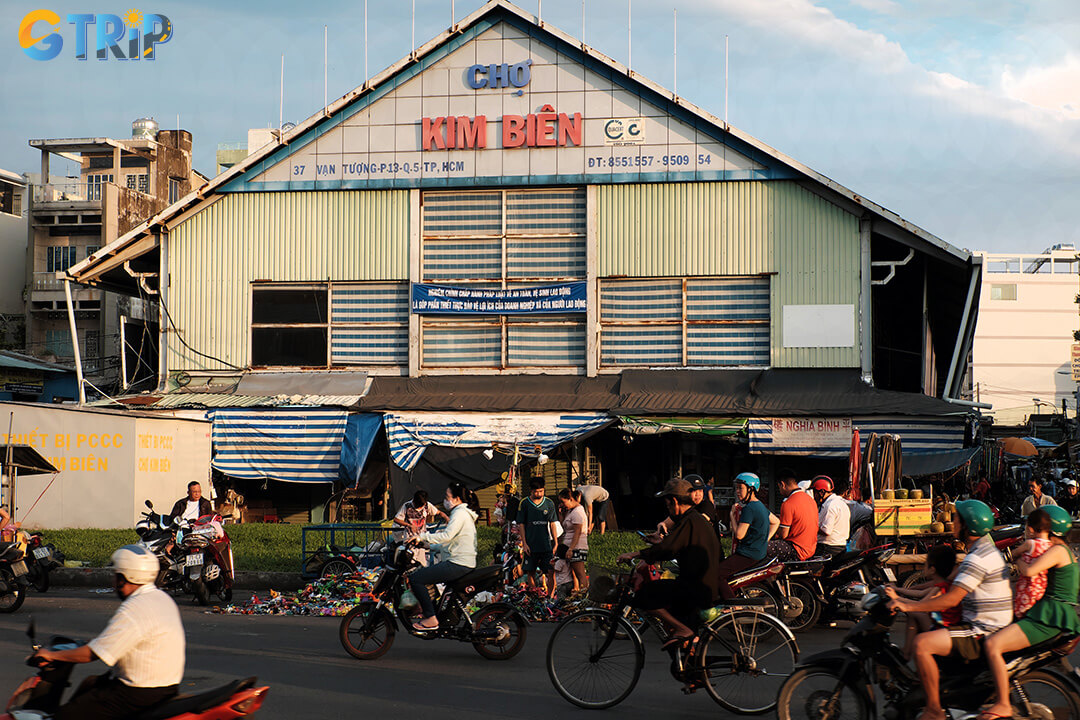 Former District 5 is a vibrant shopping hub where bustling markets offer textiles, spices, electronics, and traditional goods, giving visitors an immersive glimpse into local life