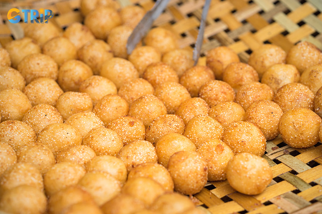 Fried cake in Hanoi is a perfect balance of crispy exterior and soft, flavorful filling