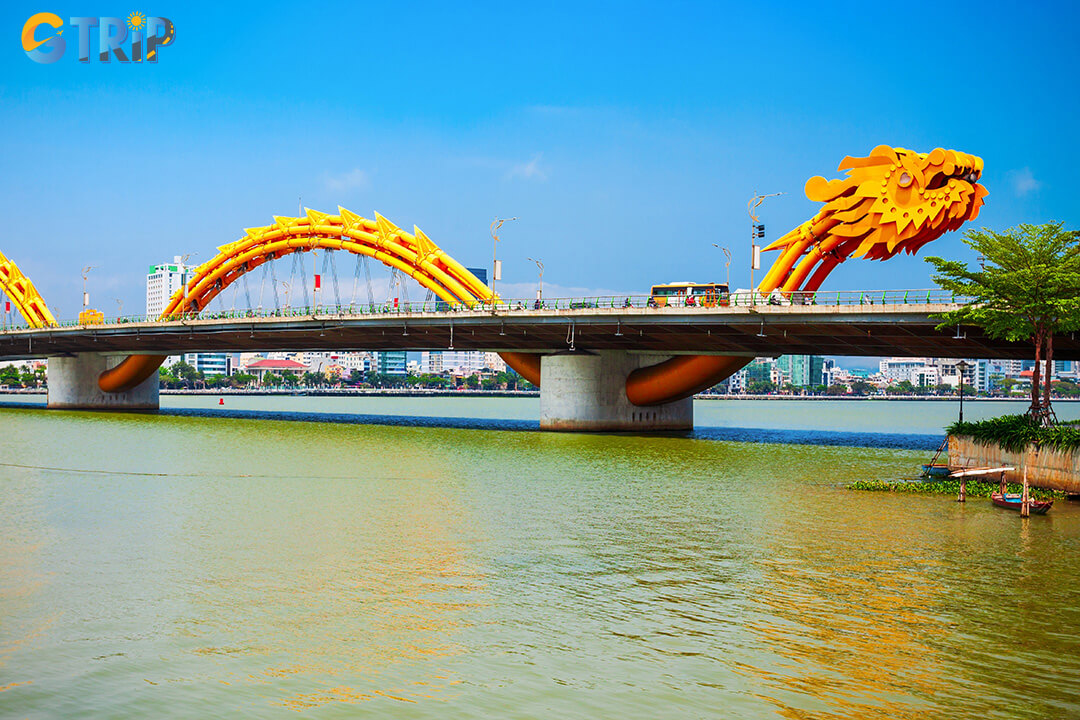 From Da Nang Airport, the drive to Hai Van Pass is quick and straightforward, following a coastal route similar to the city center journey and taking just under an hour