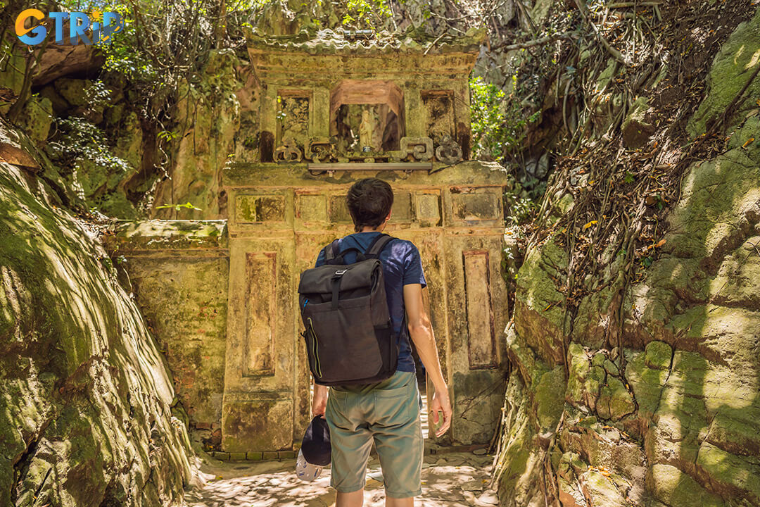 From Da Nang International Airport, Am Phu Cave is about 12 km away and can be easily reached in 20-25 minutes by taxi or ride-hailing services via major city roads