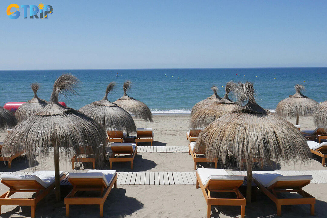 From Da Nang International Airport, An Bang Beach is about 25-30 km away and easily reached in 40-50 minutes by taxi or private transfer via the coastal road