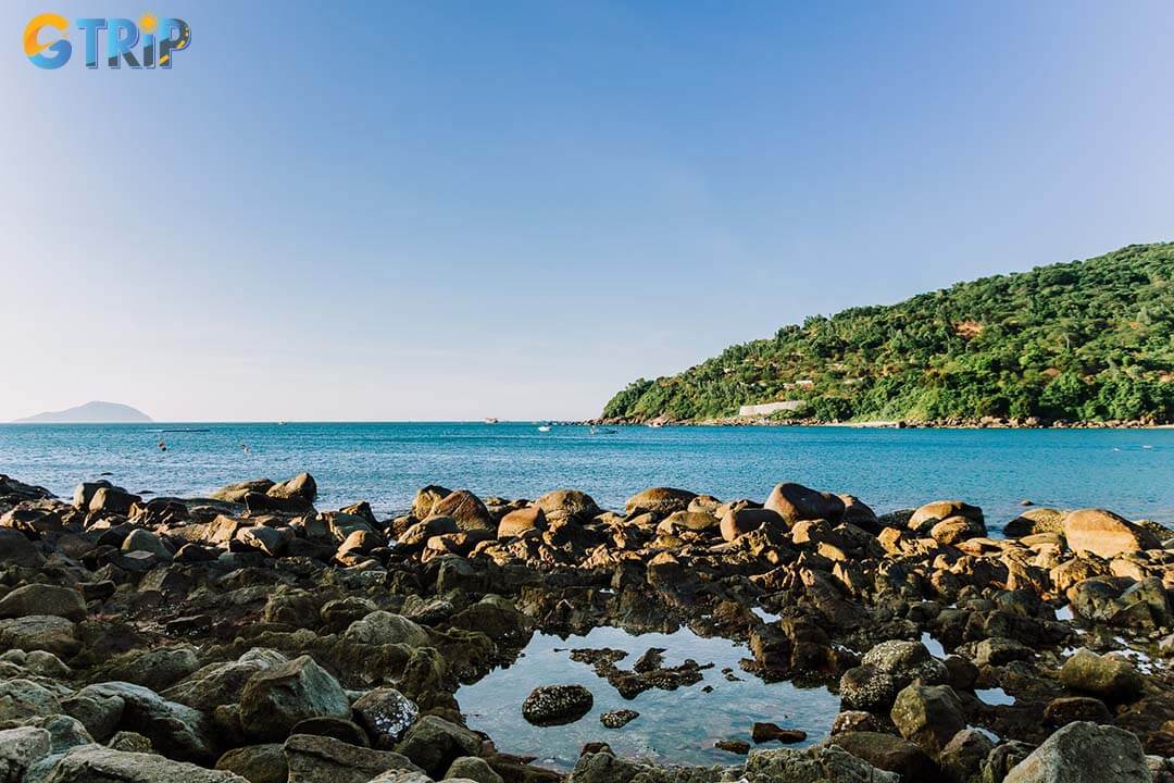 From Da Nang International Airport, Tien Sa Beach is about a 30 - 35 minute drive via Nguyen Van Linh, Nguyen Tat Thanh coastal road, and Thuan Phuoc Bridge