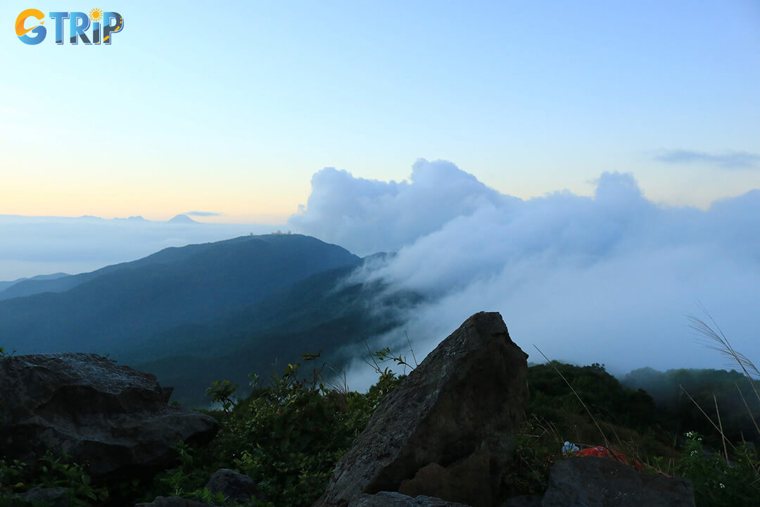 From January to March, Ban Co Peak is ideal for sunrise cloud hunting, when a sea of mist blankets the valleys below in a breathtaking, otherworldly display