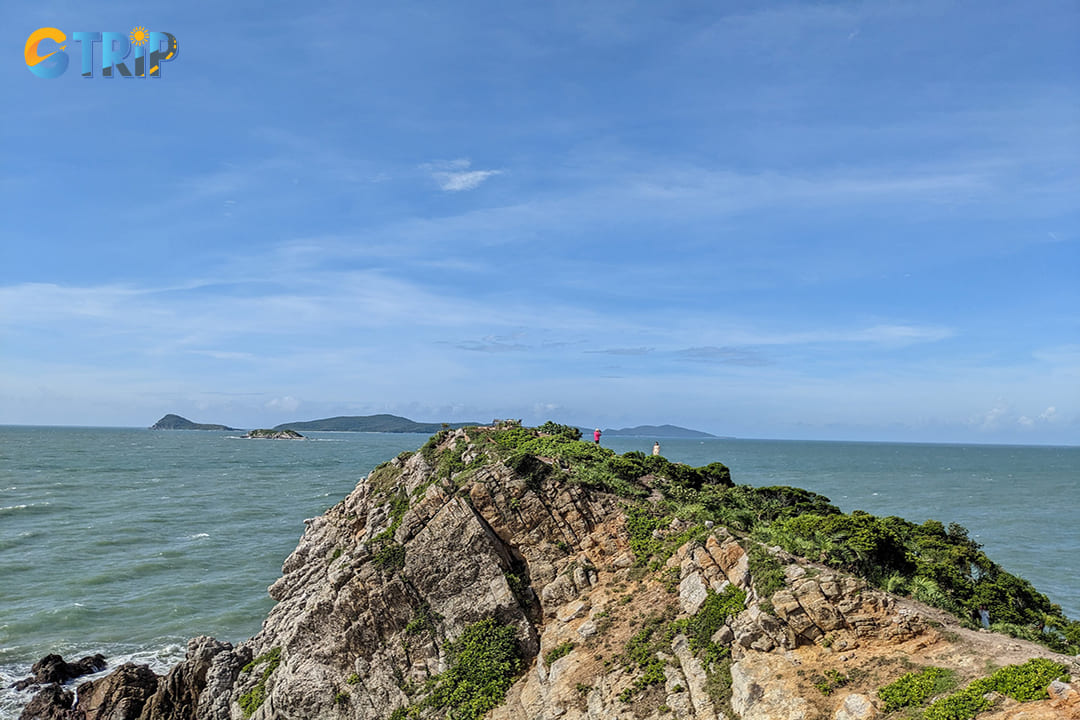 Capture the view of Bai Tu Long Bay from the top of the Quan Lan Windstrait