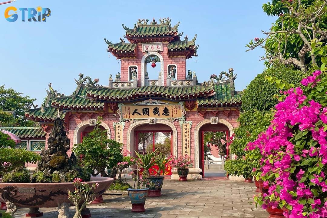 Fujian Assembly Hall has a perfect blend of traditional Chinese design principles and local Vietnamese craftsmanship
