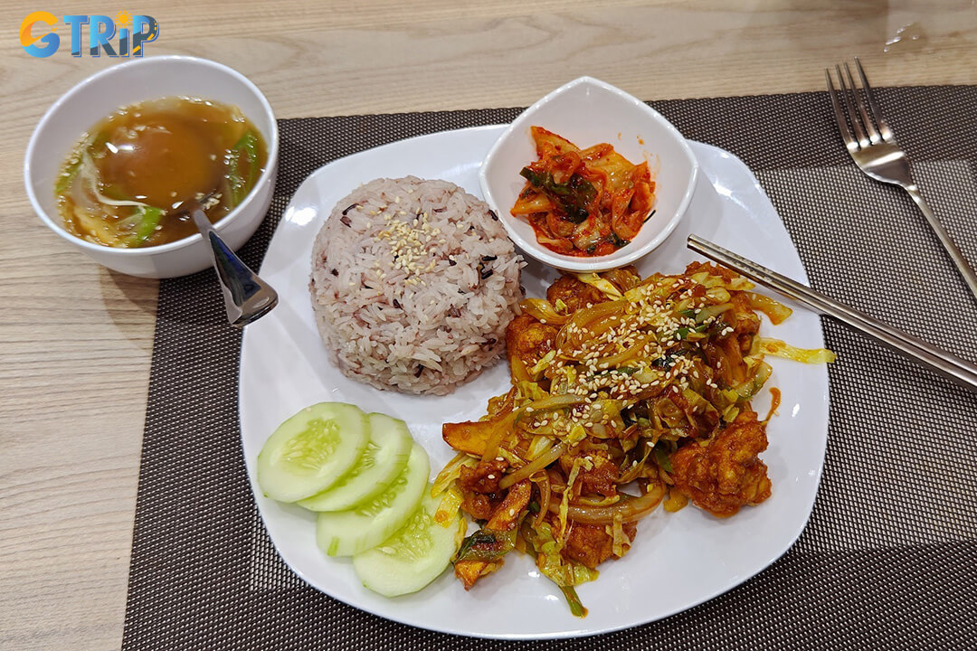 Gamachi Chicken on Tran Nao is a bustling favorite for chimaek, serving perfectly crispy, juicy Korean fried chicken in generous portions ideal for sharing