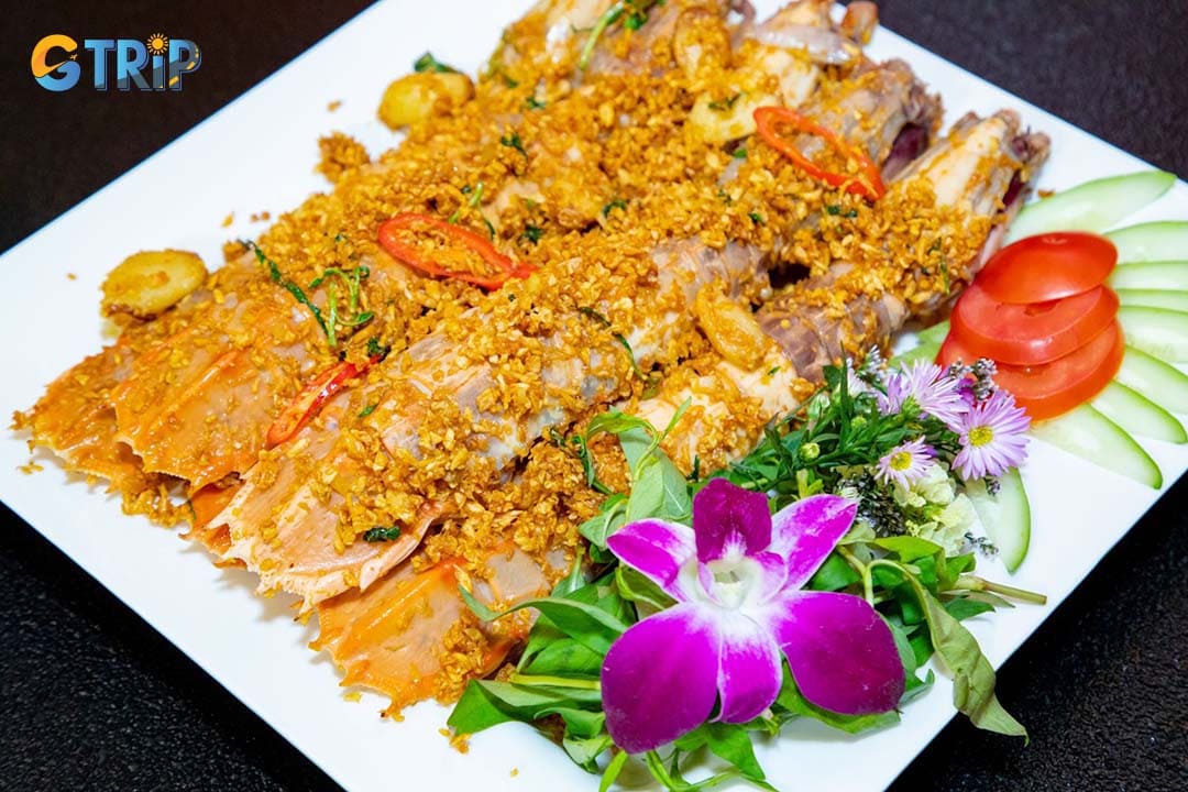 Garlic-fried mantis shrimp is one of the must-eat dishes in Can Gio District