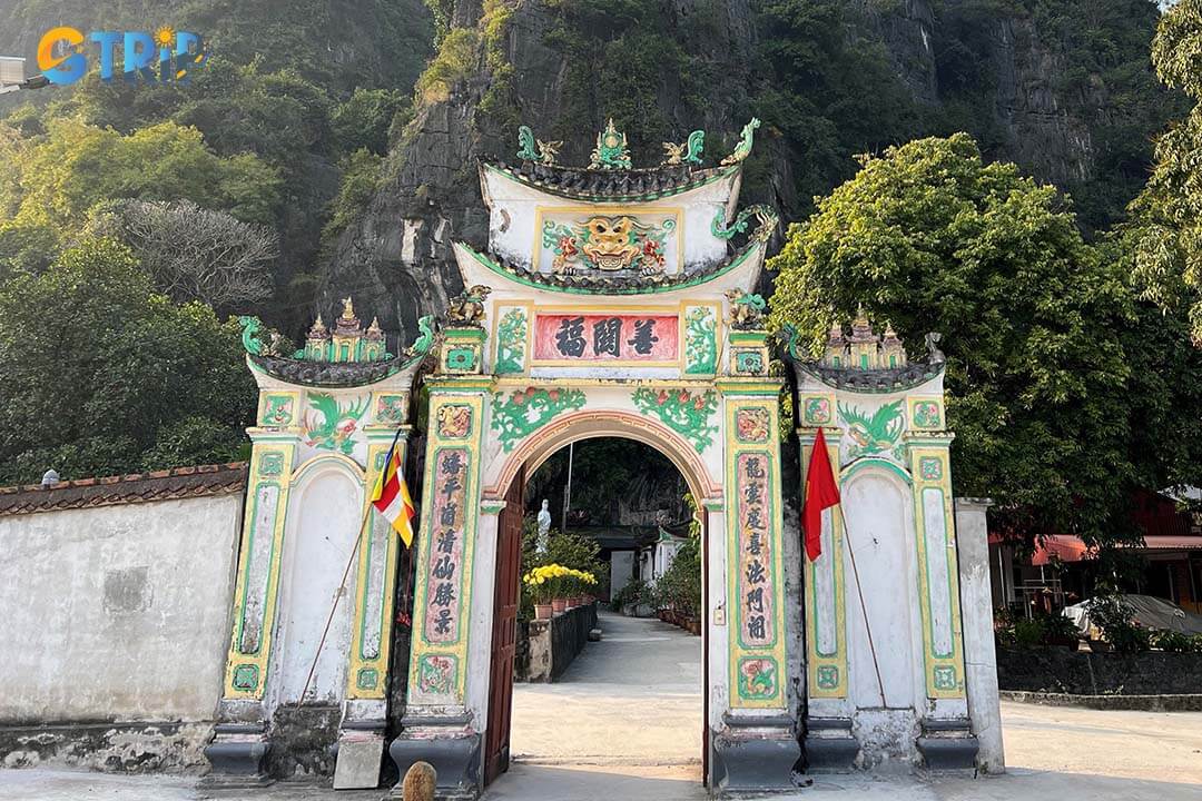 Gate of Ban Long Pagoda