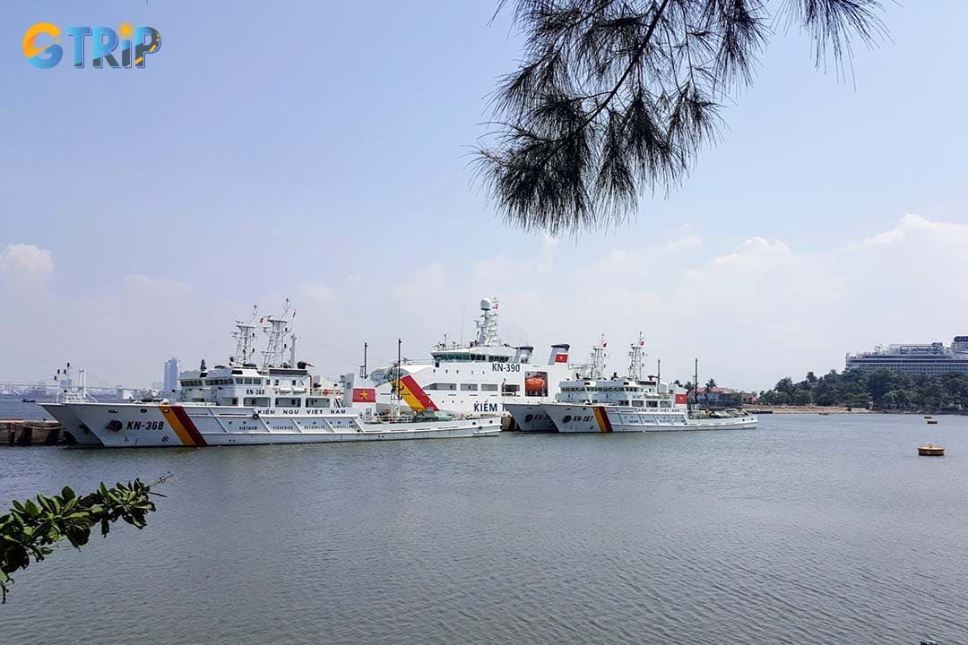 Getting to and from Tien Sa Port is easy thanks to good connections with Da Nang City center, the international airport, and Hoi An
