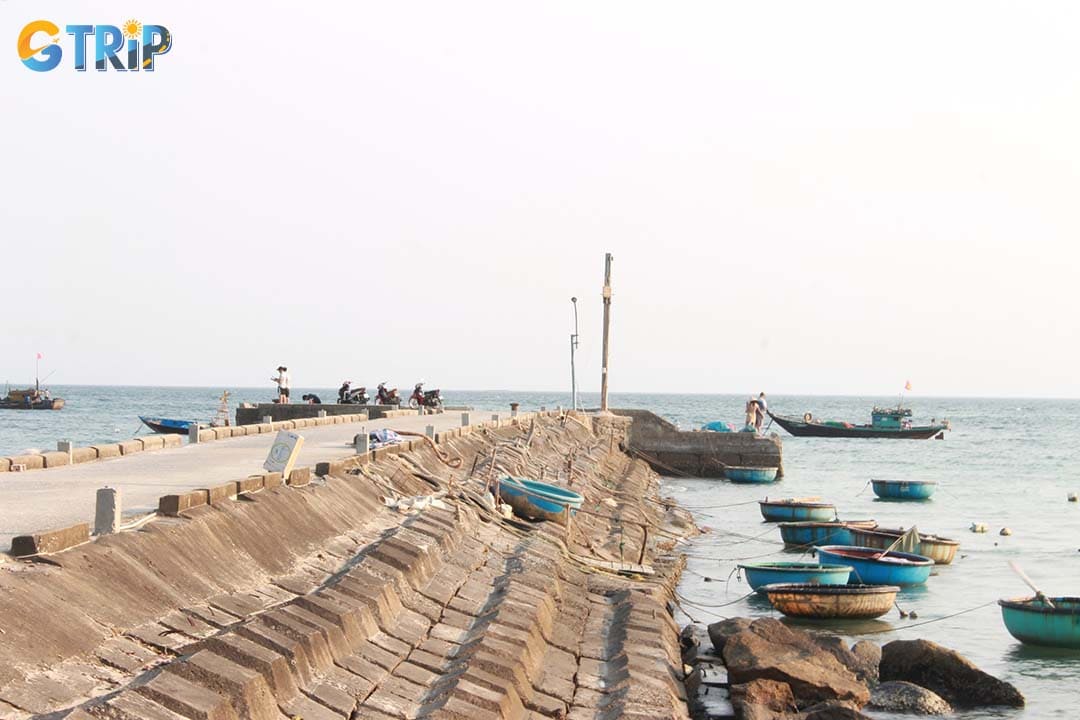 Getting to Bai Huong Pier, you can witness the local life here and feel the coastal rhythm