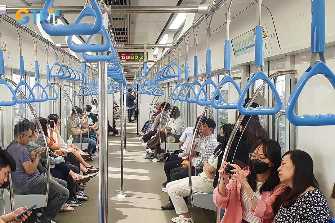 Getting to Ben Thanh Market is easy with buses and the new Saigon Metro Line 1, offering convenient, budget-friendly access right to the market’s doorstep