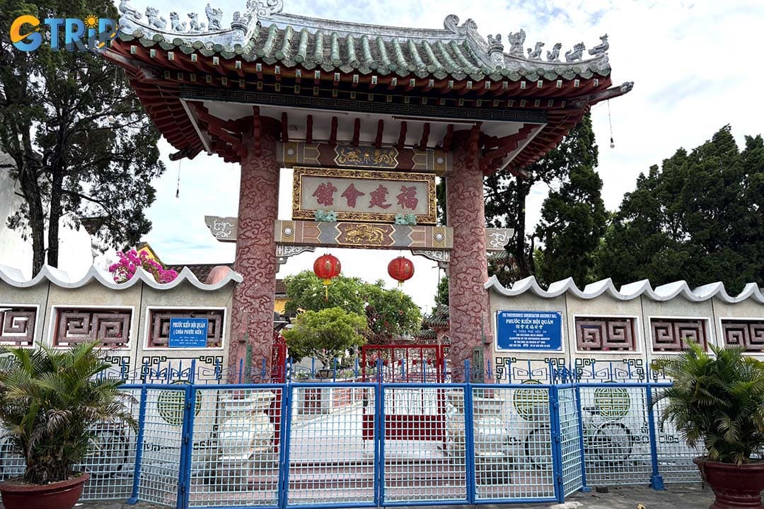 Getting to Phuc Kien Assembly Hall is easy by many means of transportation