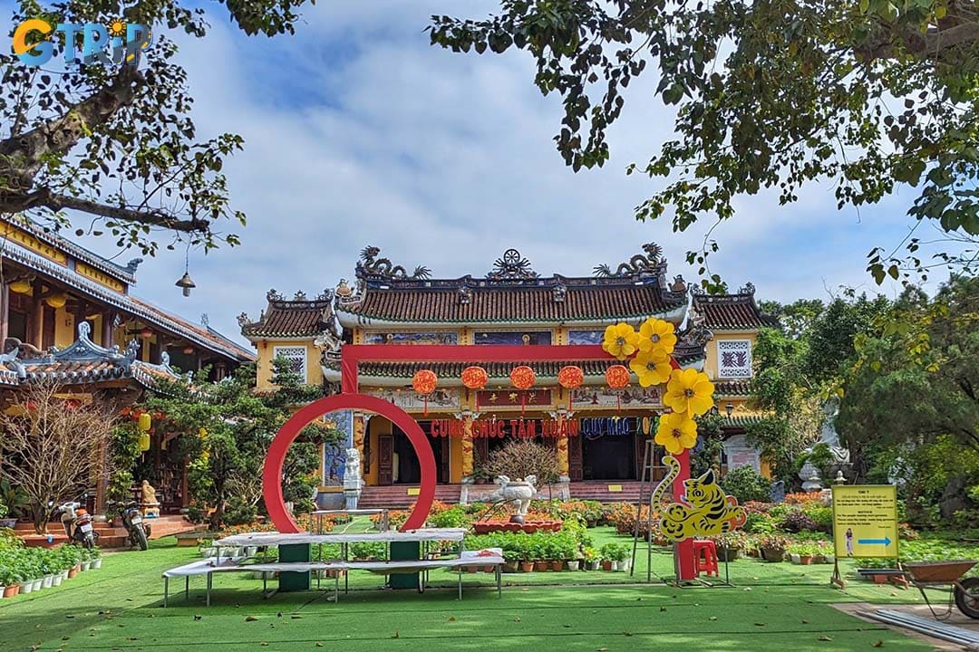 Getting to Phap Bao Pagoda is easy because of its strategic location