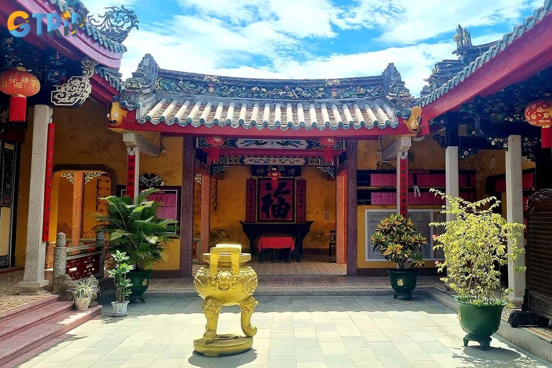 Getting to Teochew Assembly Hall by many transportation helps it attract more visitors