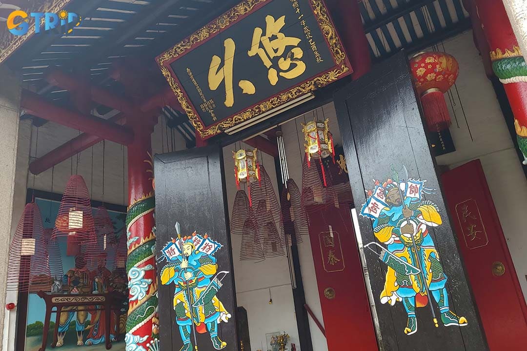 Getting to the Cantonese Assembly Hall in Hoi An is not a big problem