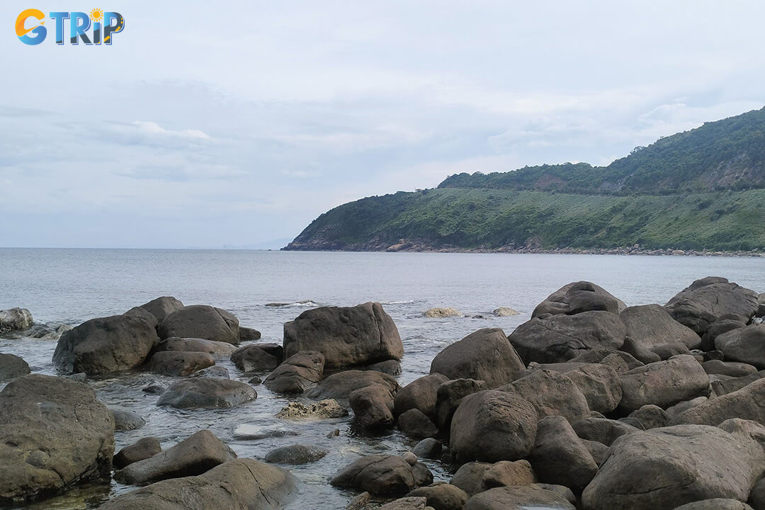 Ghenh Bang attract visitor with its unique beach, mixing sand, pebbles, and large rocks
