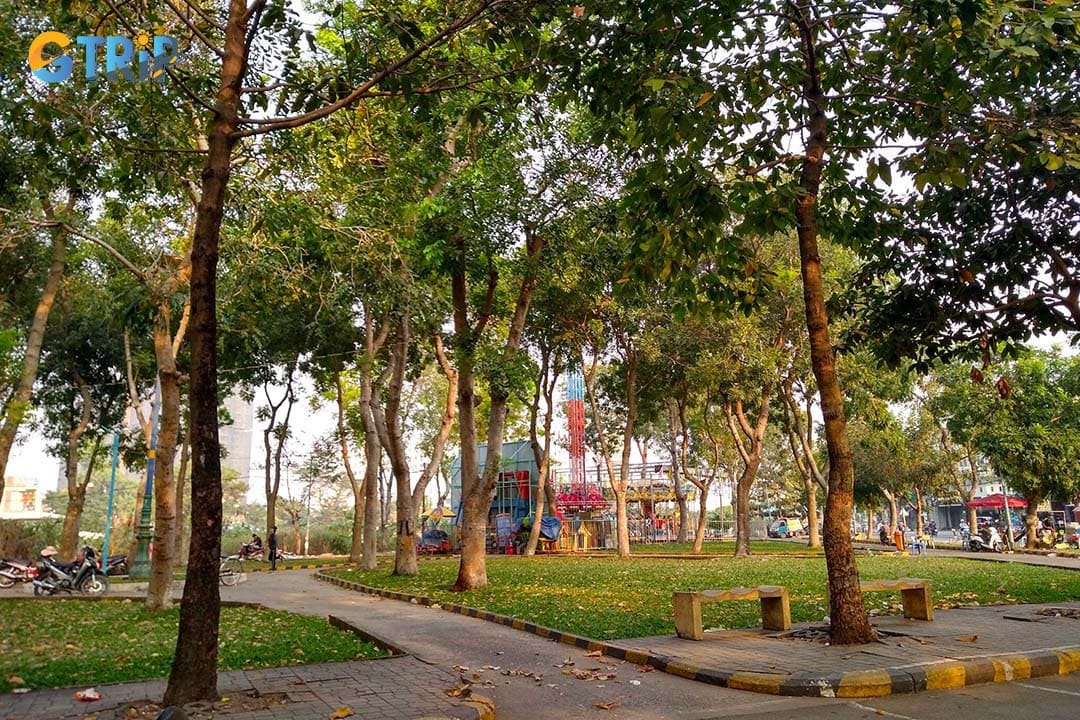 Gia Phu Park is a perfect choice for relaxing and enjoying the green atmosphere