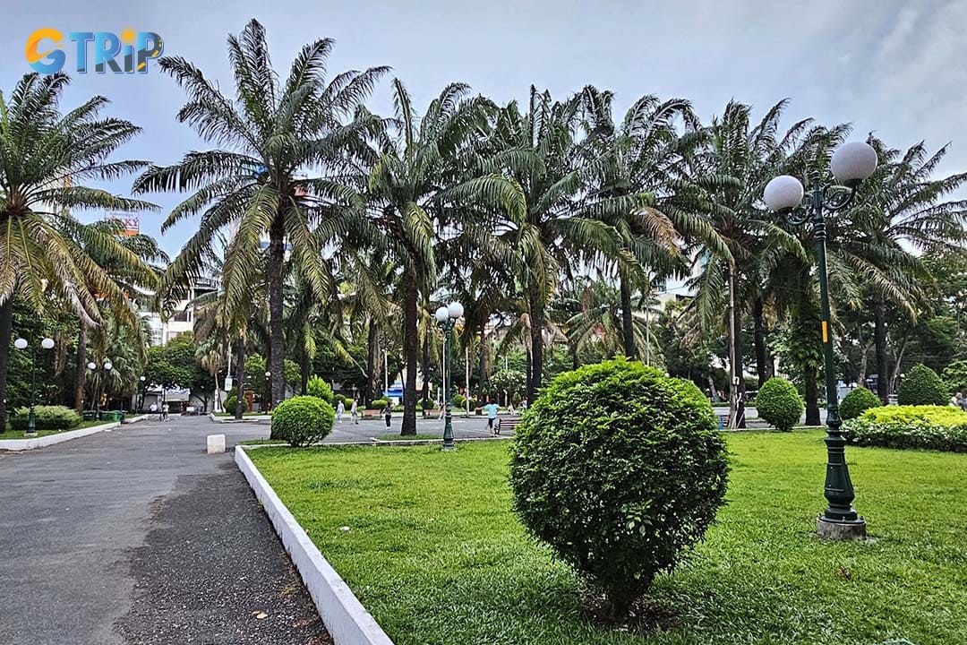 Go to September 23rd Park in the early morning or late evening to enjoy the green and fresh environment