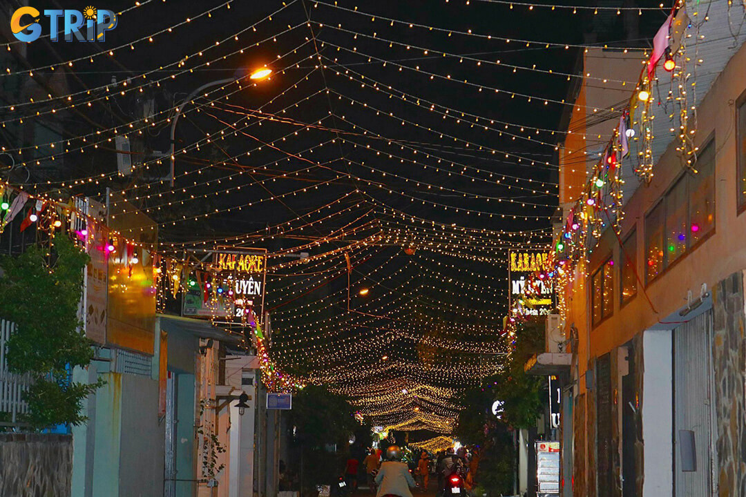 Former Go Vap District offers an authentic Christmas atmosphere, with labyrinths of “xom dao” glowing with lights and nativity grottos