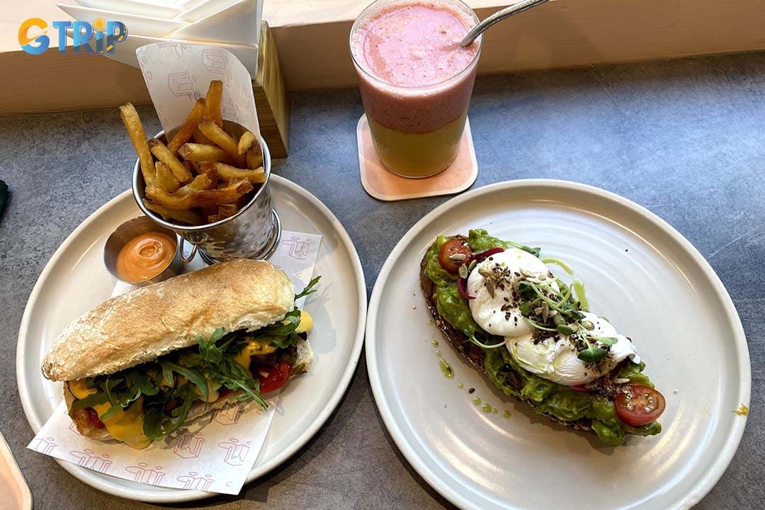 Godmother Bake & Brunch delivers a bold, mafia-chic brunch experience with generous Australian-Italian comfort dishes, standout wood-fired pizzas and pastas