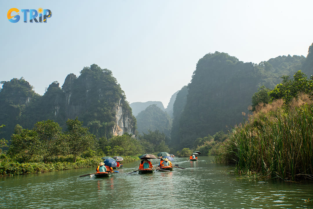 Going on a boat tour is one of the choices for couples on Valentine’s Day