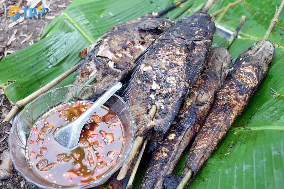 Grilled fish with straw is a rustic dish that is best served with tamarind fish sauce