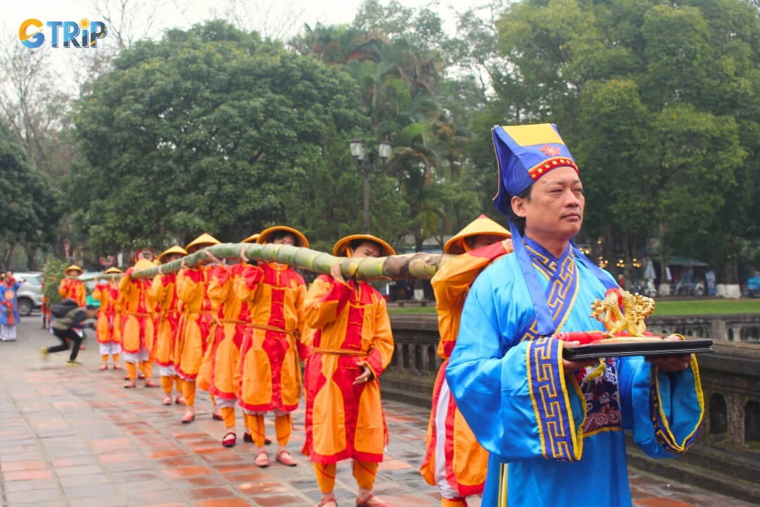 Guards carry the tall neu pole through the imperial gate during the early morning procession