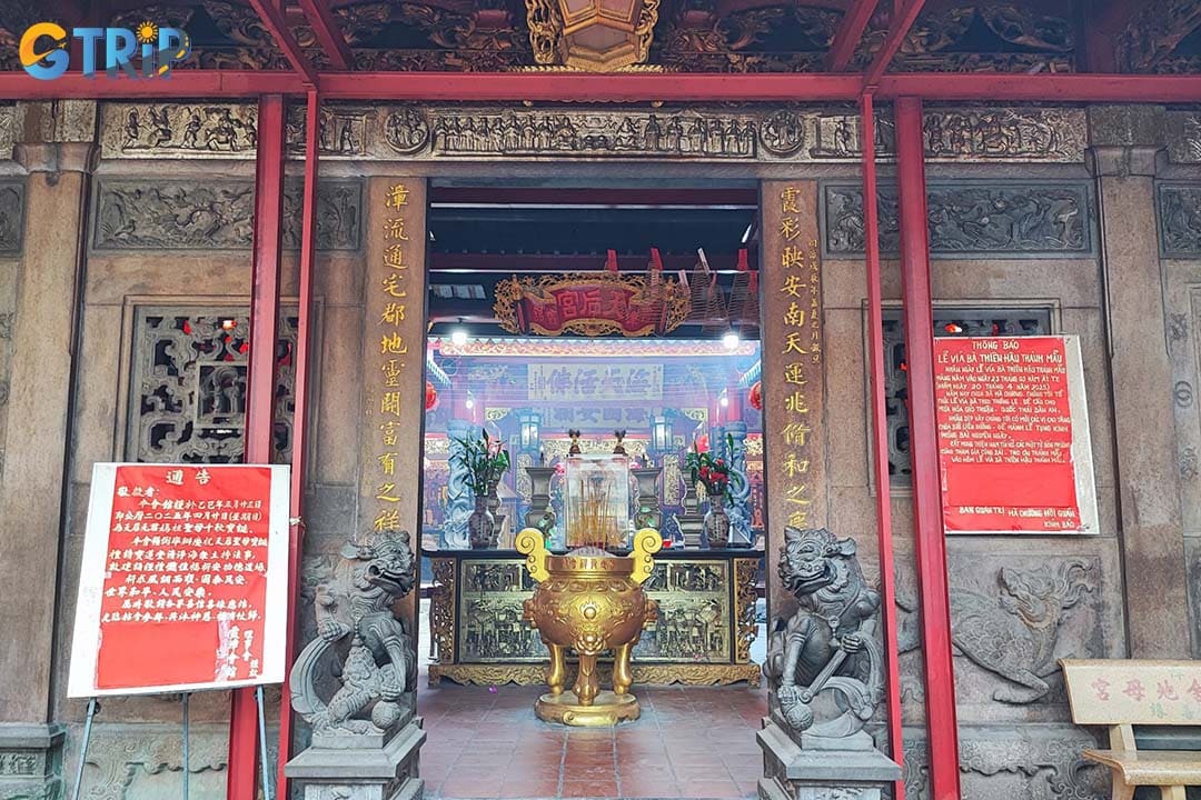 Ha Chuong Assembly Hall features the classic architectural style of traditional Chinese temples