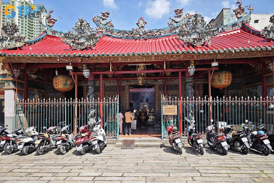 Ha Chuong Assembly Hall is primarily dedicated to Thien Hau (Mazu), the Goddess of the Sea